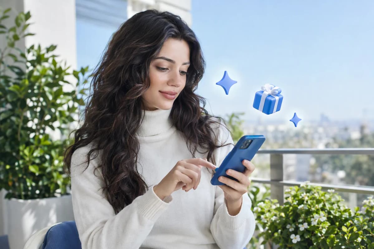 Bitkili balkonda telefonunda ücretsiz denemeyi keşfeden genç kadın; çevresinde 3D simgeler